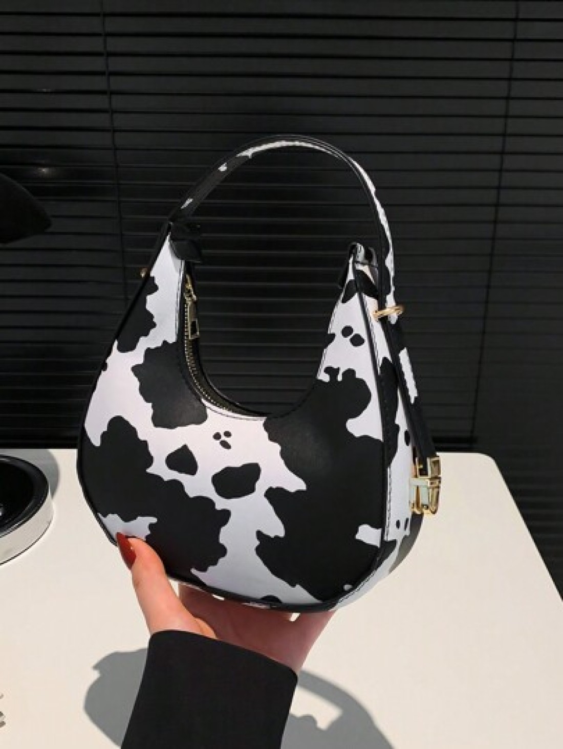 A Fashionable New Cow Print Leopard Print Zebra Print Girl Handbag Classic Cow Print Design Pu Zipper Closed Handb