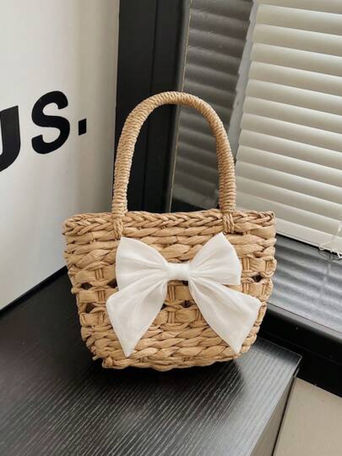 The New Mini Woven Bow Handbag With A Minimum Of 1 Piece Is Stylish And Avant Garde With Ample Capacity And Comfortable Touch It Has Strong Practicality And Is Suitable For Both Boy And Girl To Use Fo