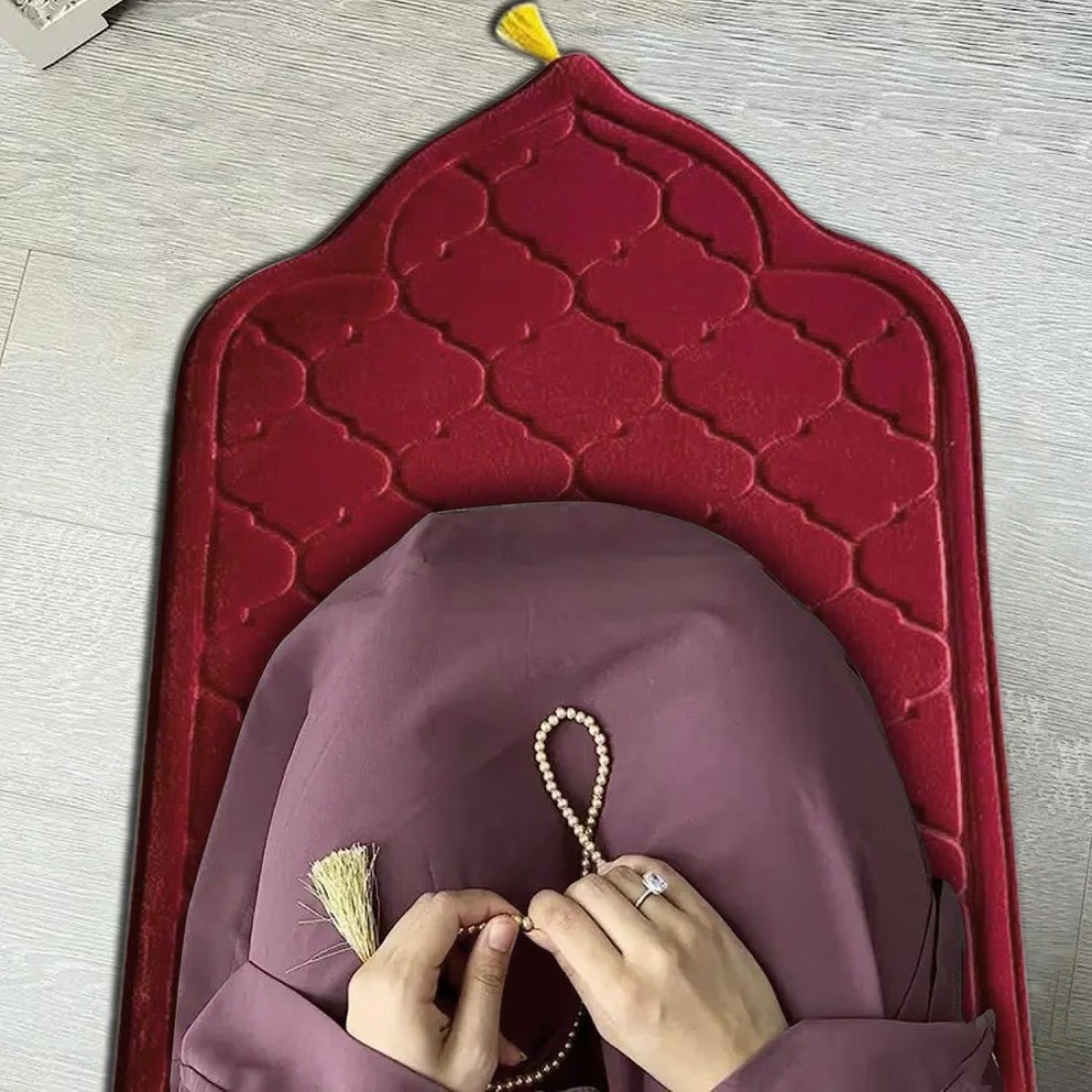 Embossed Dome Style Prayer Mat Beige Anti-Slip Velvet Top Islamic Prayer Mat New Design Sajadah Padded Prayer Rug for Men Women Eid Gift Ramadan 70x110 cm