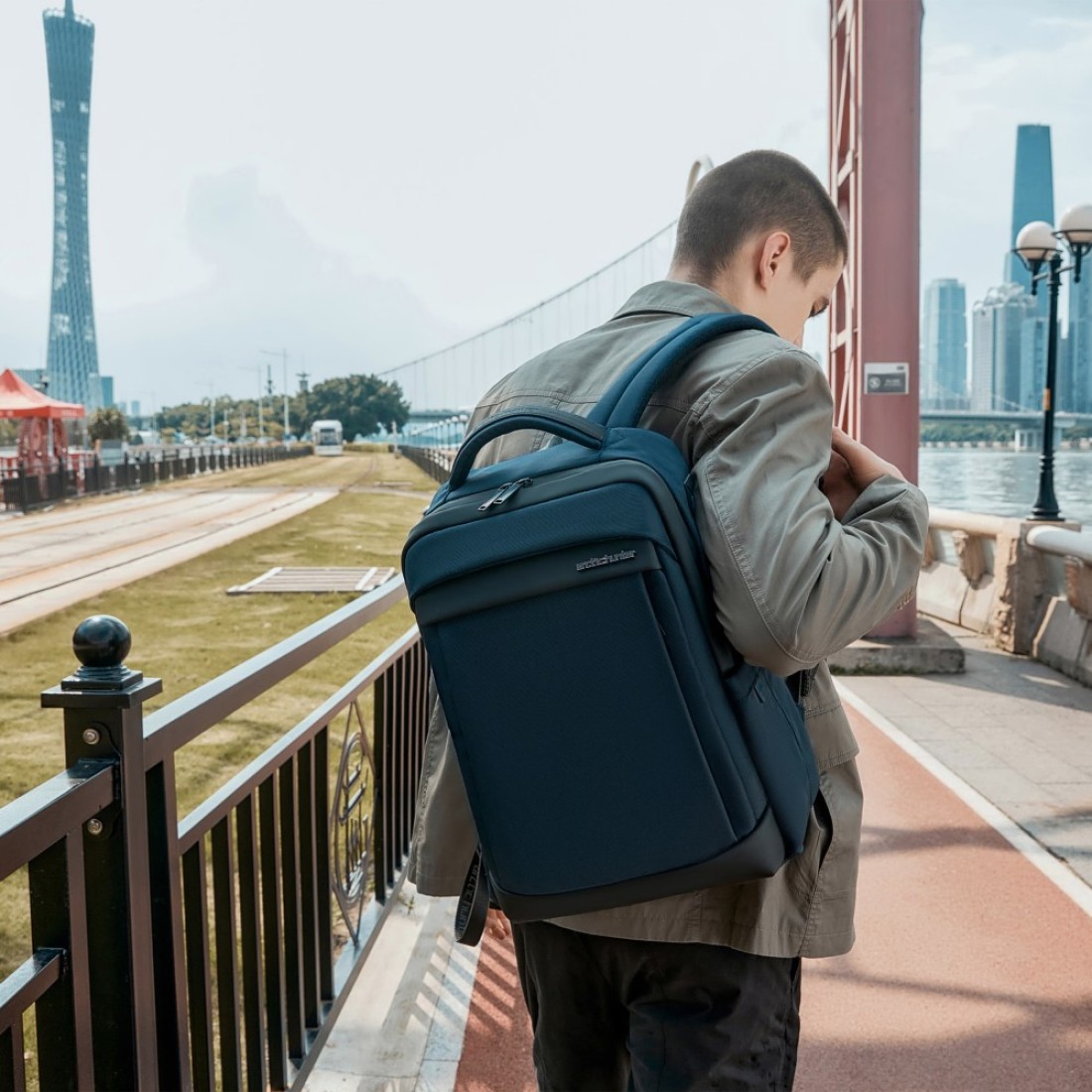 Arctic Hunter Durable Laptop Bag Light Weight Water Resistant with USB Jack Travel Backpack with Separate Laptop Compartment for Unisex B00478 Black