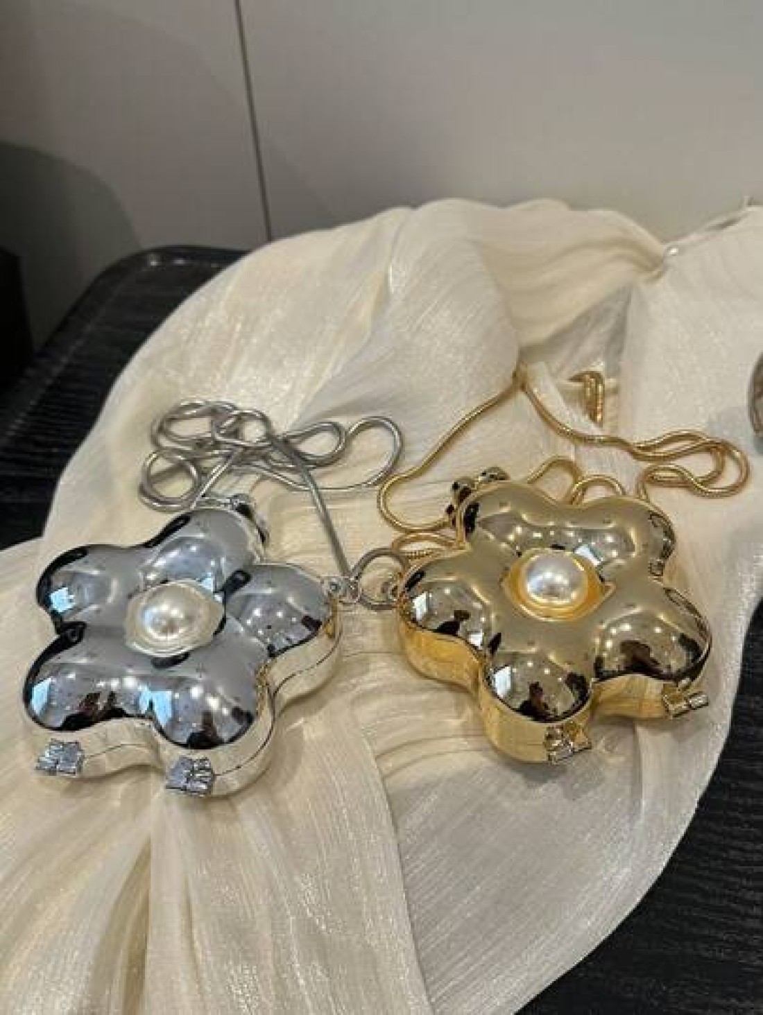 1 Pc New Model Girl s Metal Material Mini Solid Color Flower Shaped Crossbody Bag Buckle Closure Metal Chain Shoulder Strap Exquisite And Fashionable Convenient And Compact Suitable For Daily Travel A