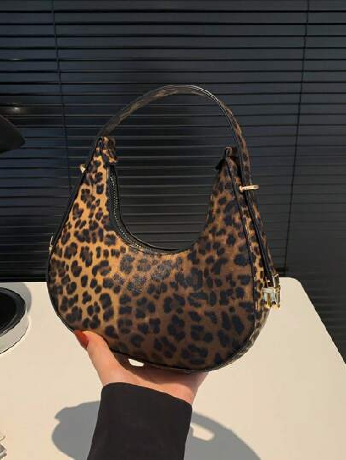A Fashionable New Cow Print Leopard Print Zebra Print Girl Handbag Classic Cow Print Design Pu Zipper Closed Handb