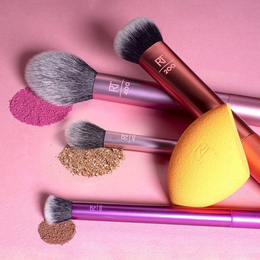 The Everyday Essentials set from Real Techniques gives you 5 essential tools to master any look tapered, soft and fluffy bristles. Blend powder blush evenly for a smooth, natural look