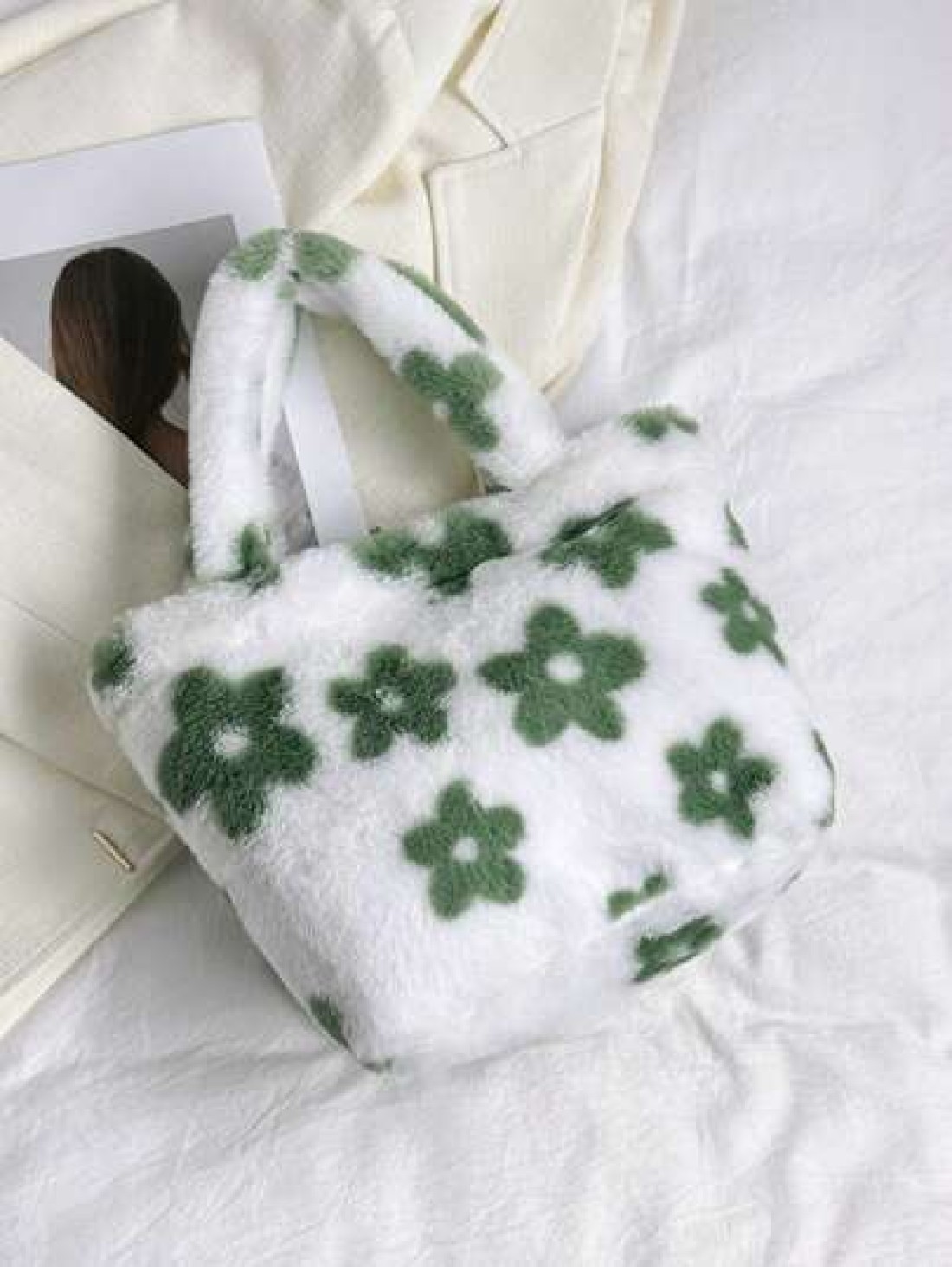 1pc Cute Floral Heart Shaped Plush Handbag Furry Tote Bag For Girls Simple Design Suitable For Daily Commute Random Print