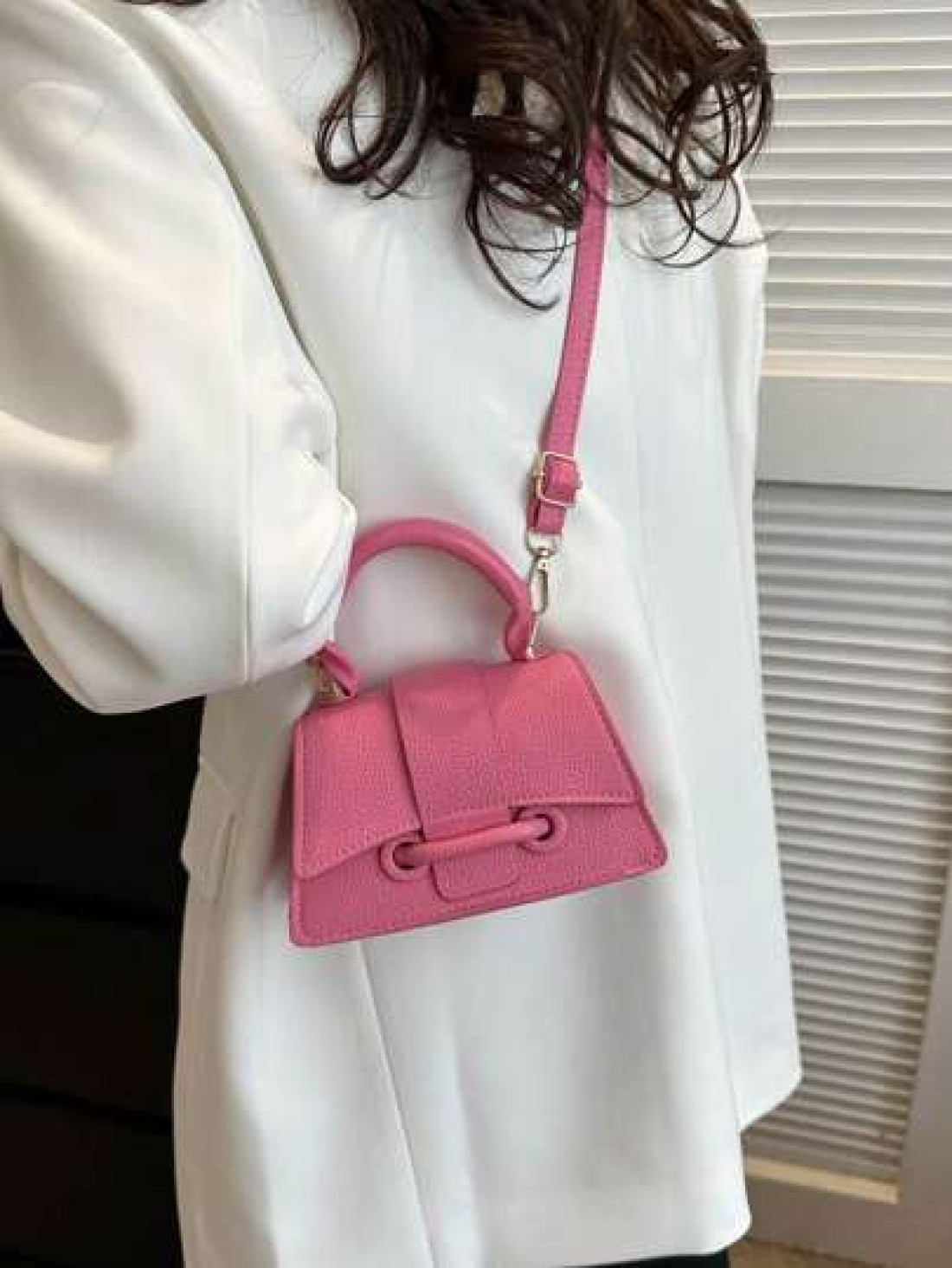 This Year Small Square Bags Are Popular Simple And Stylish Versatile Can Be Hand Carried Shoulder Carried Or Cross Body Suitable For Women