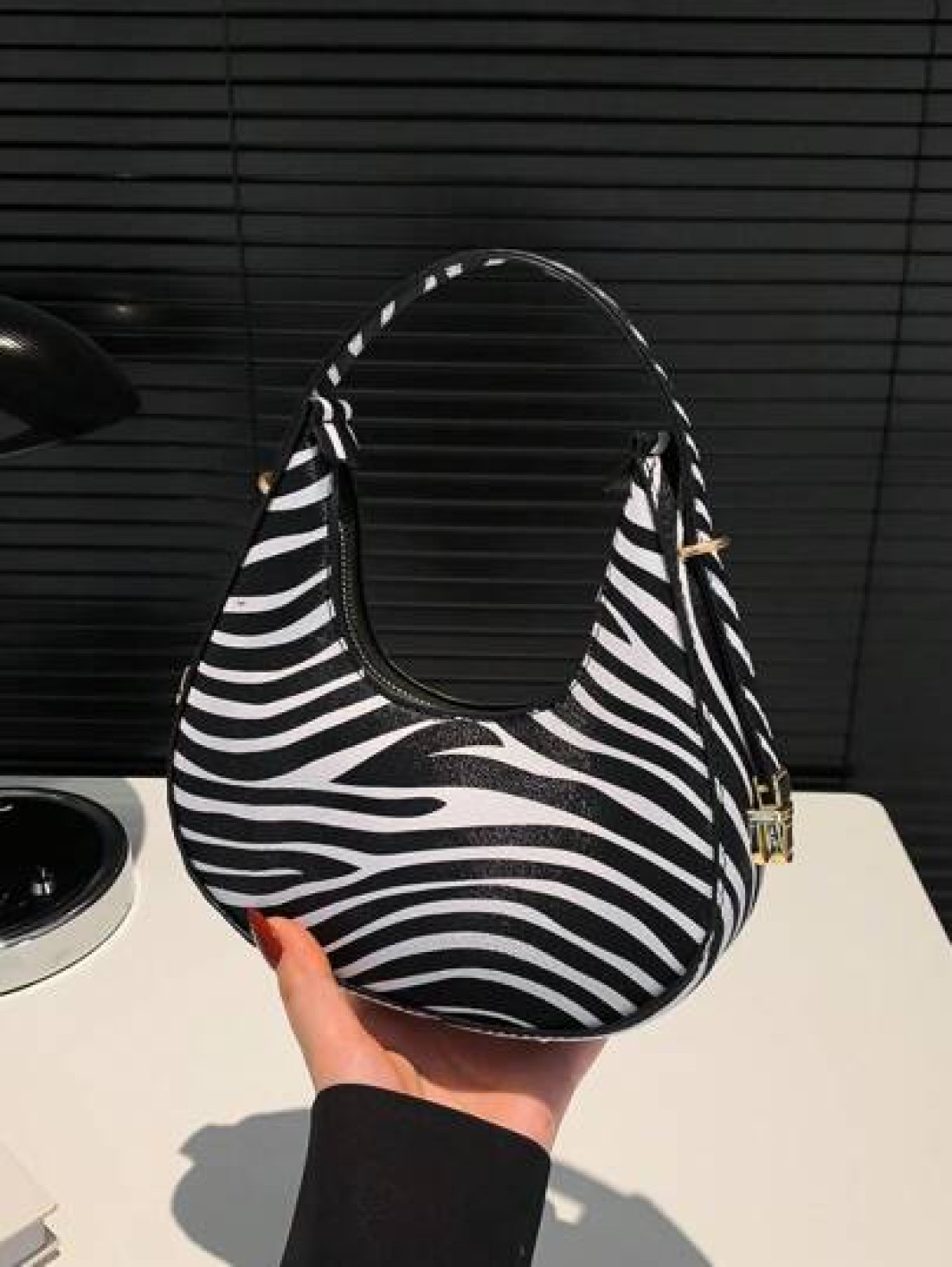 A Fashionable New Cow Print Leopard Print Zebra Print Girl Handbag Classic Cow Print Design Pu Zipper Closed Handb