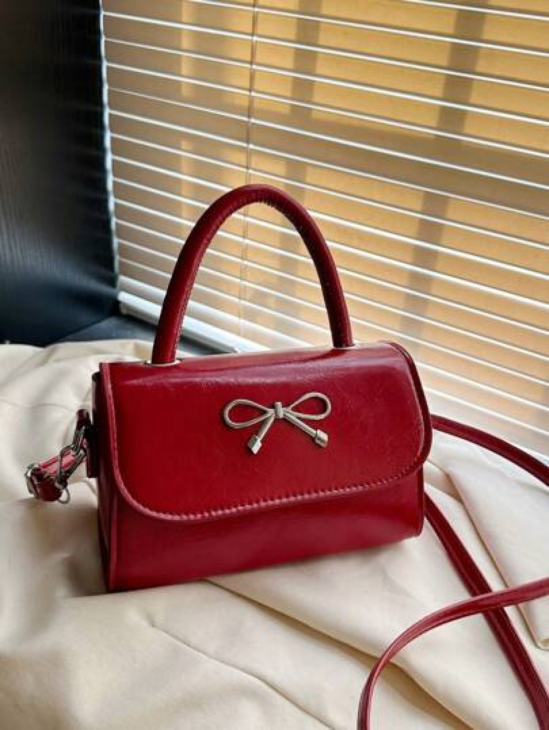 A Mini Casual Versatile Fashionable And Simple Cross Body Bag With A Diamond Shaped Bow Lipstick Suitable For Daily Use Going Out Shopping Dating Coin Purse That Can Be Worn On One Shoulder Or Across