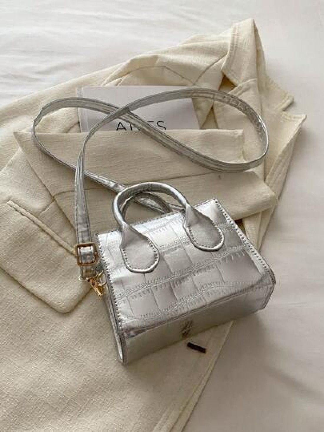 1 Pc New Small Capacity Glossy Pu Material Diamond Diamond Grid Handbag With Interchangeable Metal Strap Handheld And Crossbody Fashion Forward For Travel Commuting Parties Shopping And Gift For Frien