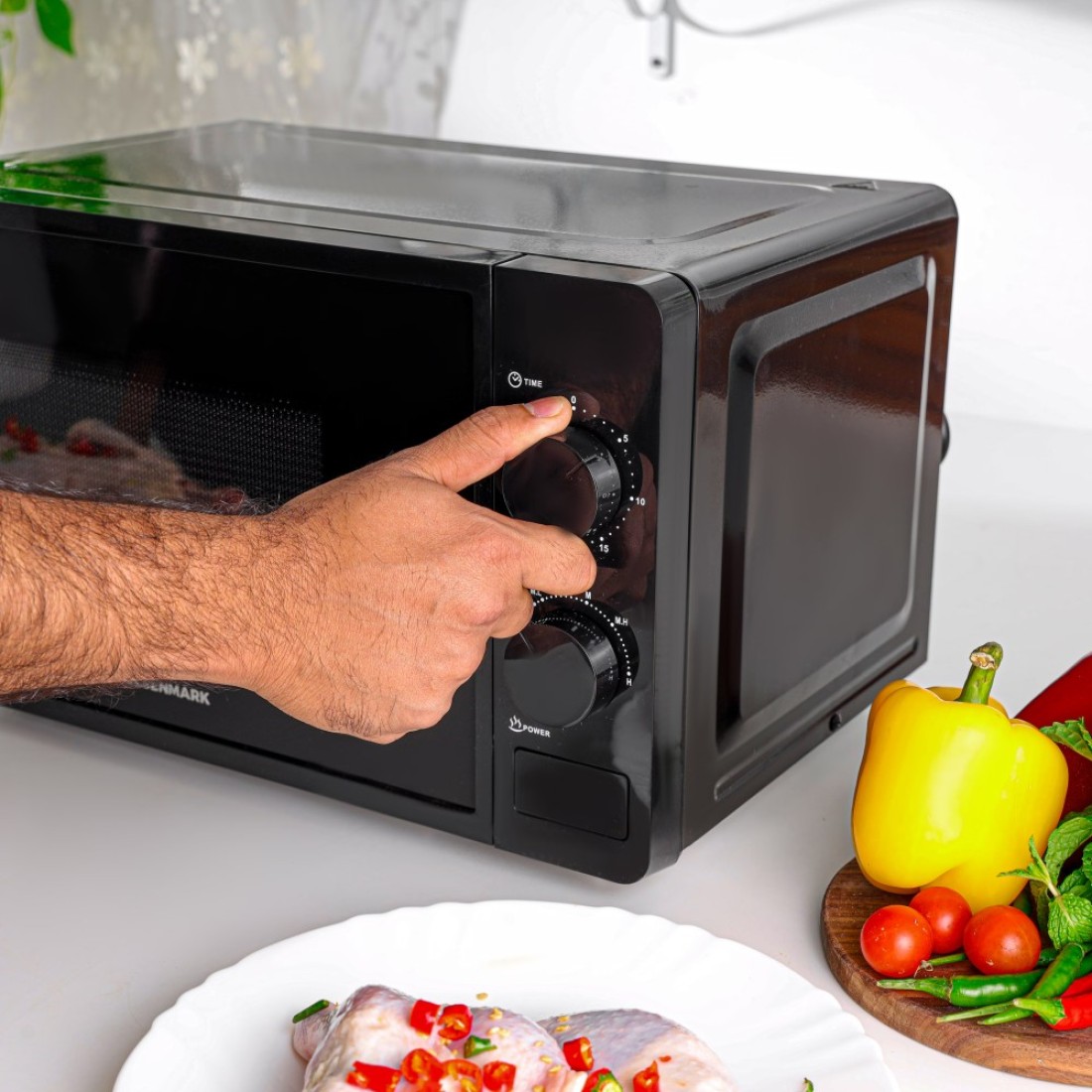Olsenmark 20 l Microwave Oven- OMMO2343W/ 5 Multiple Power Levels with Easy Controls and Cooking End Signal/ Perfect for Reheating, Defrosting, Cooking, etc./ Black, 2 Years Warranty