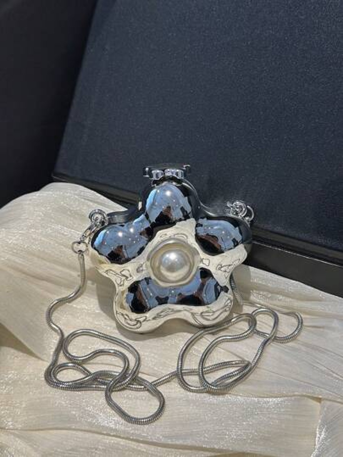 1 Pc New Model Girl s Metal Material Mini Solid Color Flower Shaped Crossbody Bag Buckle Closure Metal Chain Shoulder Strap Exquisite And Fashionable Convenient And Compact Suitable For Daily Travel A