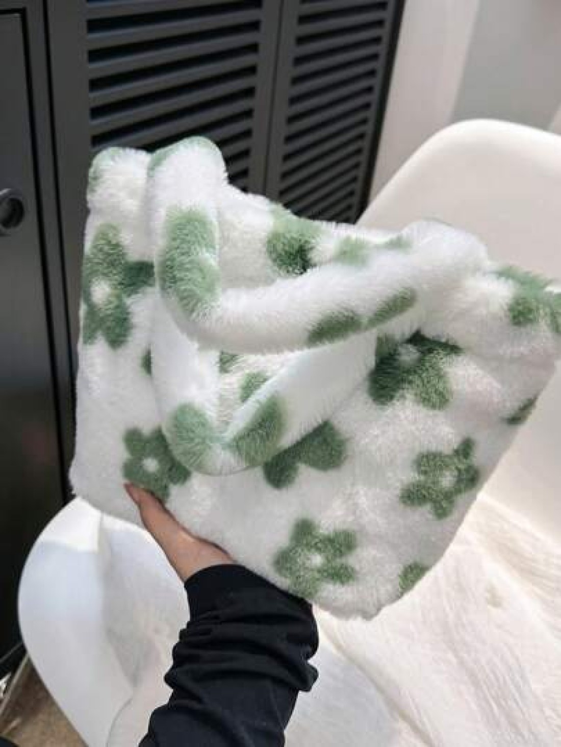 1pc Cute Floral Heart Shaped Plush Handbag Furry Tote Bag For Girls Simple Design Suitable For Daily Commute Random Print