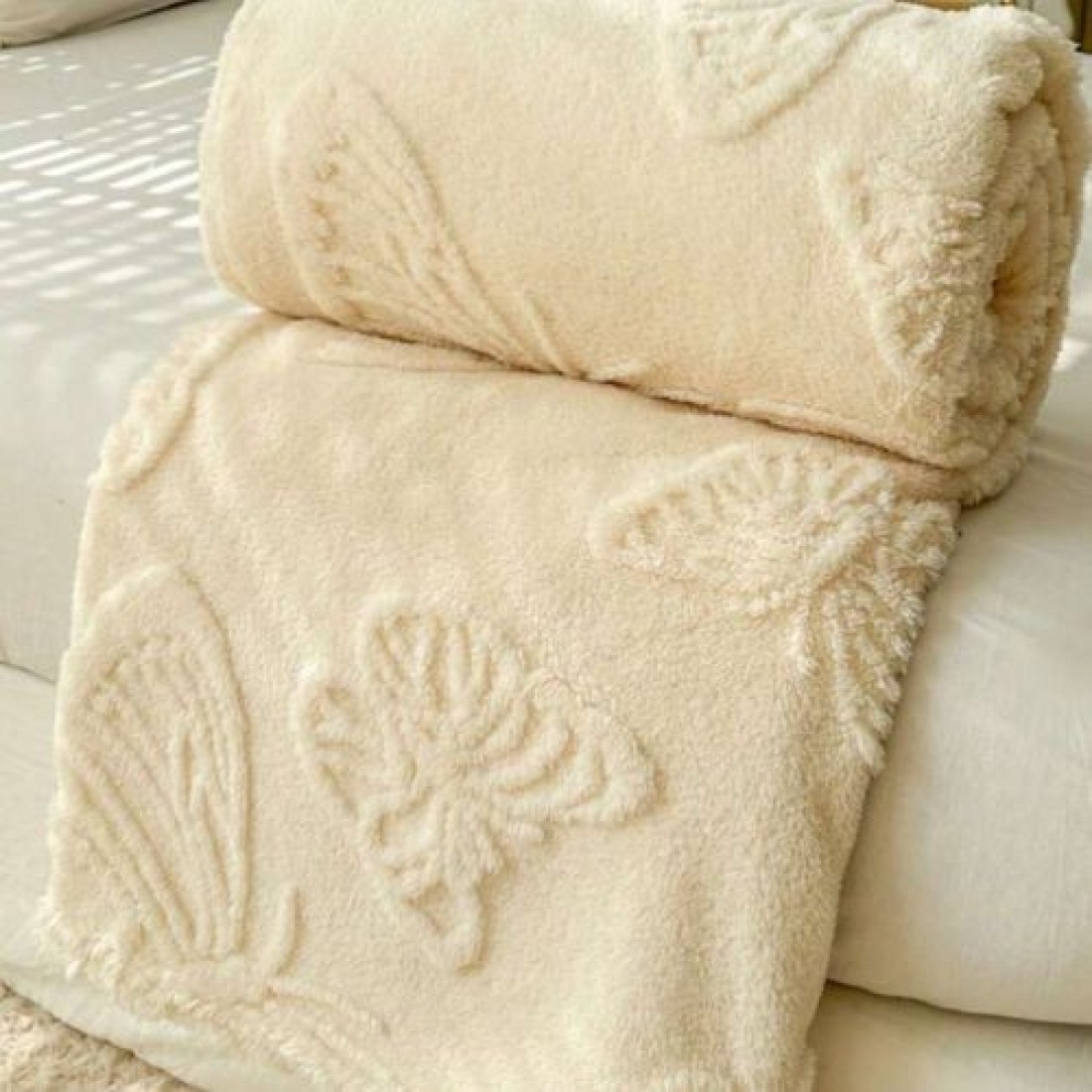 Luna Home 3D Imitation Butterfly Fleece Soft Blanket, Ivory color.