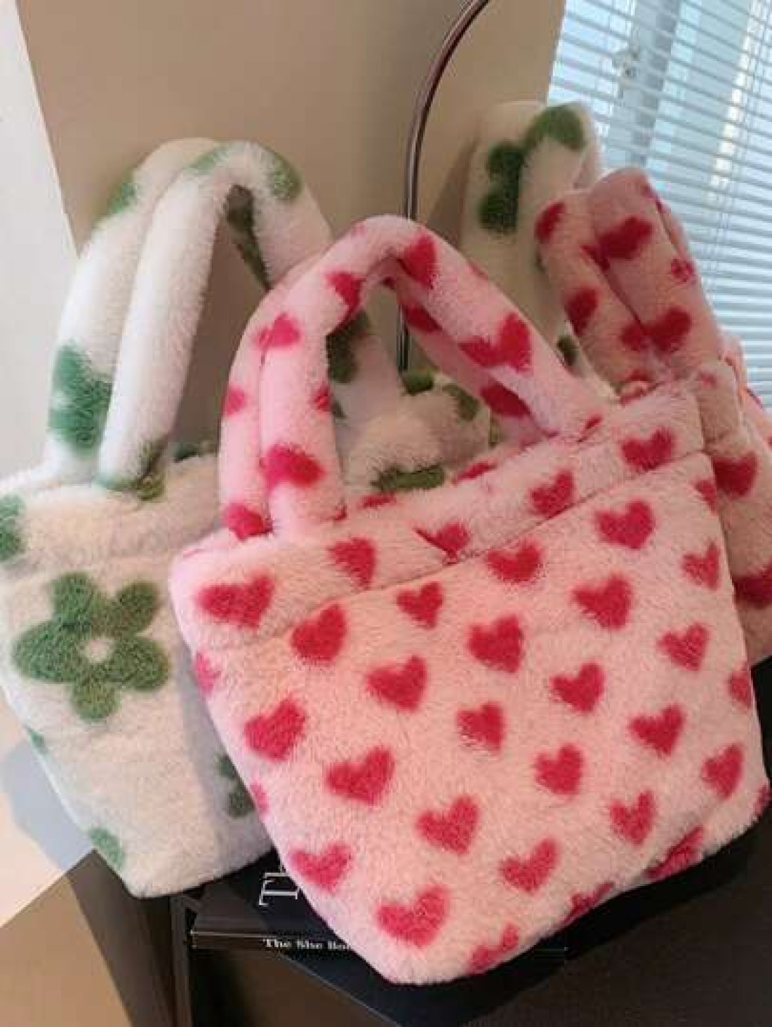 1pc Cute Floral Heart Shaped Plush Handbag Furry Tote Bag For Girls Simple Design Suitable For Daily Commute Random Print