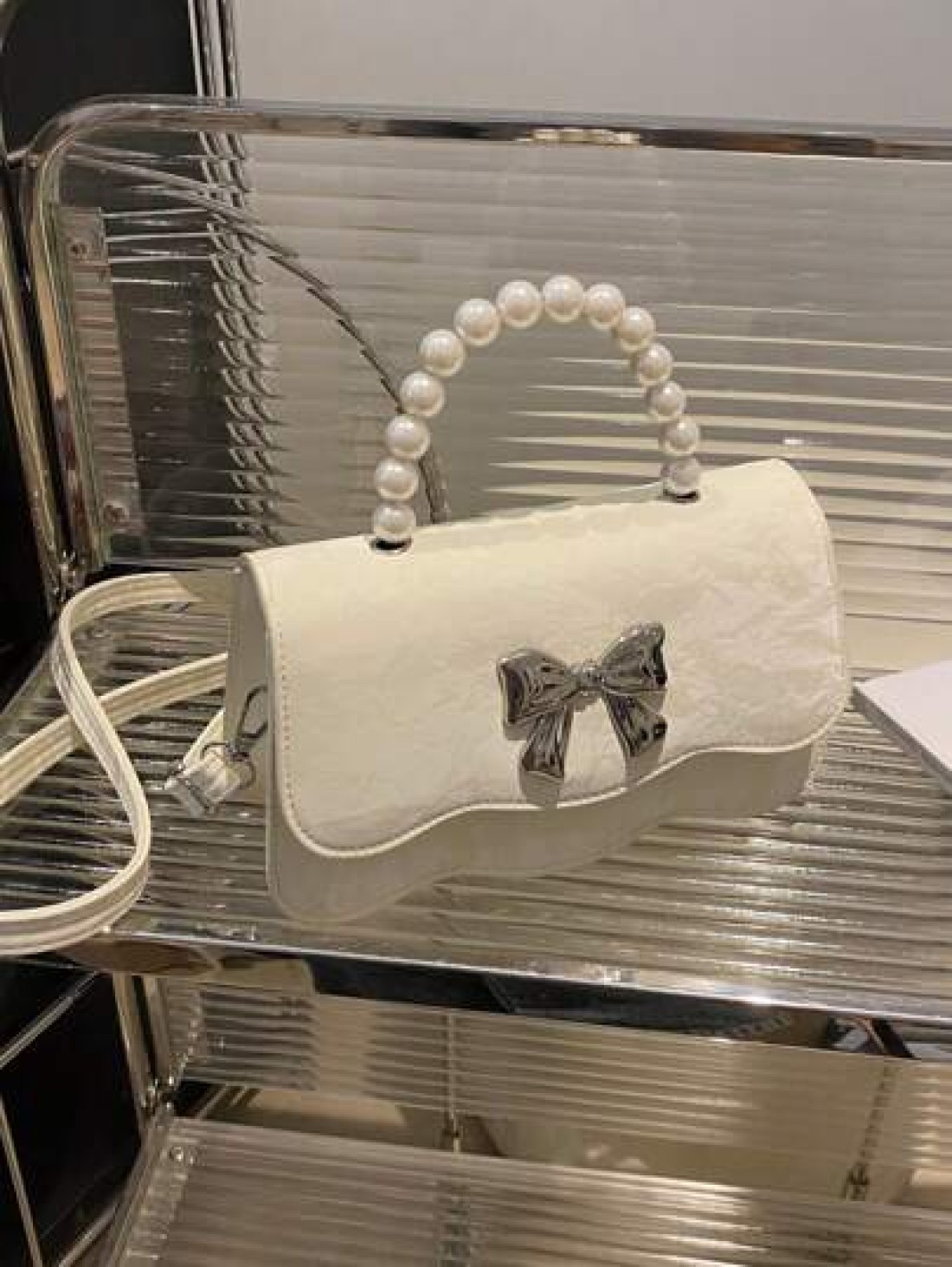 Fashionable Pearl Handbag Shoulder Bag Solid Color Design 2025 New Chic Fresh Butterfly Texture Small Square Bag