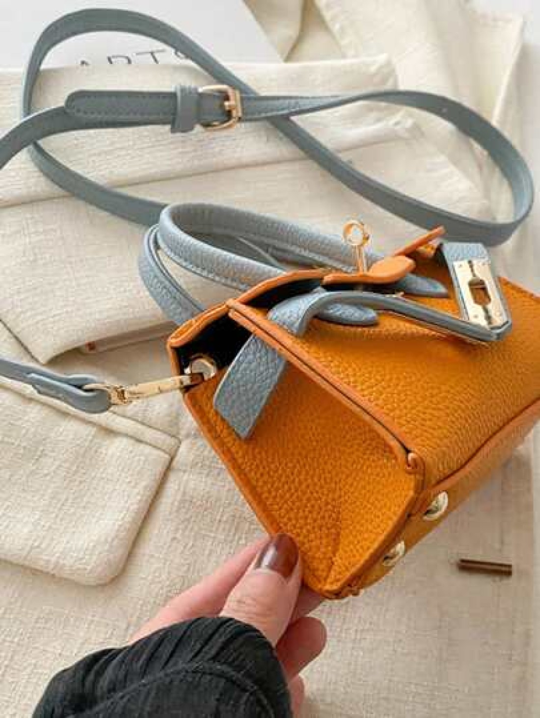 1 Pc New Model Girl s Fashion Retro Color Matching Handbag Pu Material Twist Lock Closure Crossbody Bag Simple And Elegant Casual And Versatile A Must Have For Daily Travel