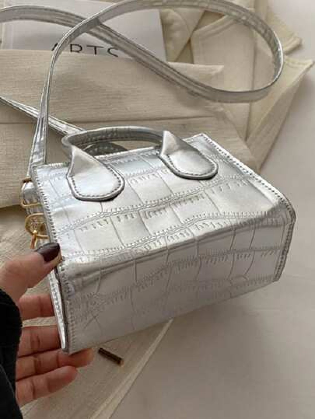 1 Pc New Small Capacity Glossy Pu Material Diamond Diamond Grid Handbag With Interchangeable Metal Strap Handheld And Crossbody Fashion Forward For Travel Commuting Parties Shopping And Gift For Frien