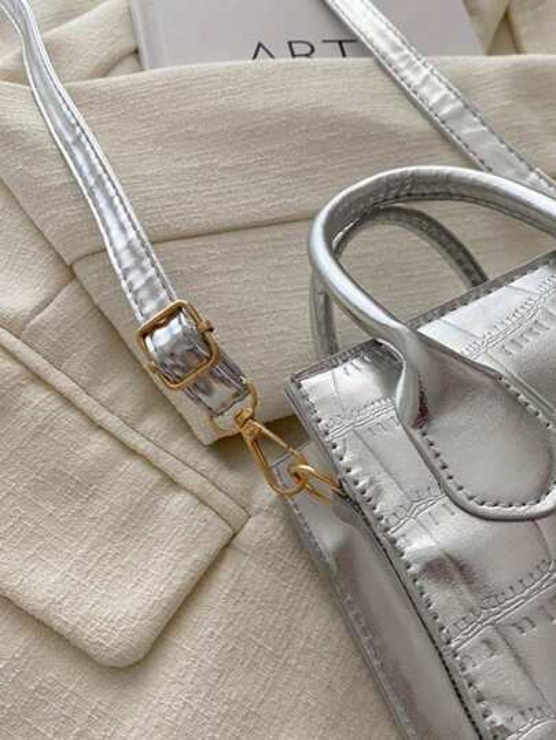 1 Pc New Small Capacity Glossy Pu Material Diamond Diamond Grid Handbag With Interchangeable Metal Strap Handheld And Crossbody Fashion Forward For Travel Commuting Parties Shopping And Gift For Frien