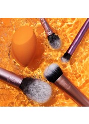 The Everyday Essentials set from Real Techniques gives you 5 essential tools to master any look tapered, soft and fluffy bristles. Blend powder blush evenly for a smooth, natural look